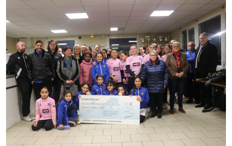 Le CFC remet 250€ à l'association Après l'Envol dans le cadre d'Octobre Rose
